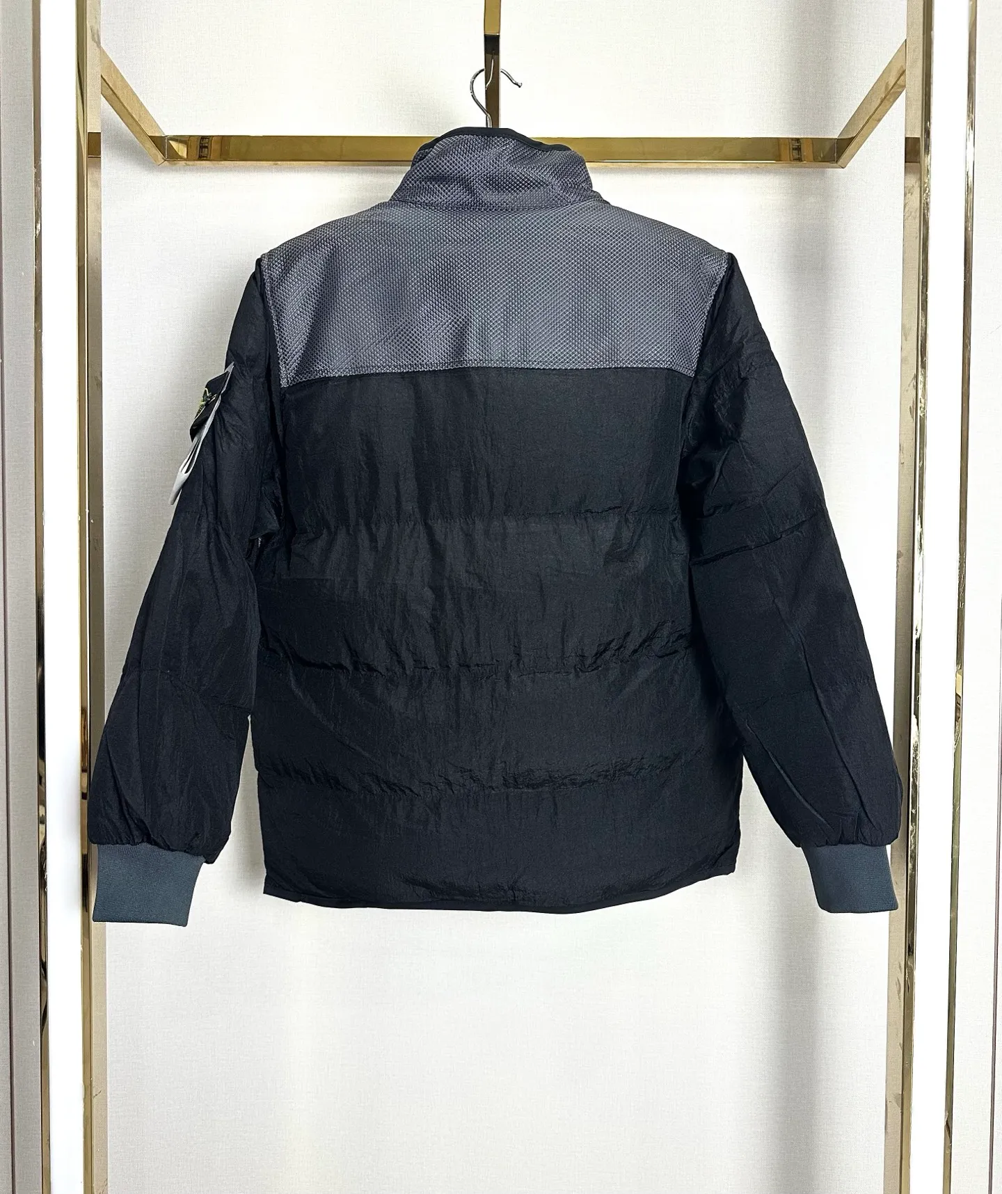 P300 STONE LSLAND/Stone Island metal nylon down jacket. This style is made of super fluffy combed down cotton. It is super warm and thick⚠️ One piece for winter. Top-notch stitching technology. The thermal insulation effect is even better than the down jacket. One piece for winter without stress. All metal hardware and accessories inside are customized one to one! The upper body of the whole dress is full of functionality and style. The fabric is made of metal nylon, windproof and waterproof. It is full of technology. An advanced player in the fabric field! Functional cotton clothing, a must-have for islanders, with unparalleled texture! Color: black silver gray military green fluorescent green haze blue yellow Size M-2XL